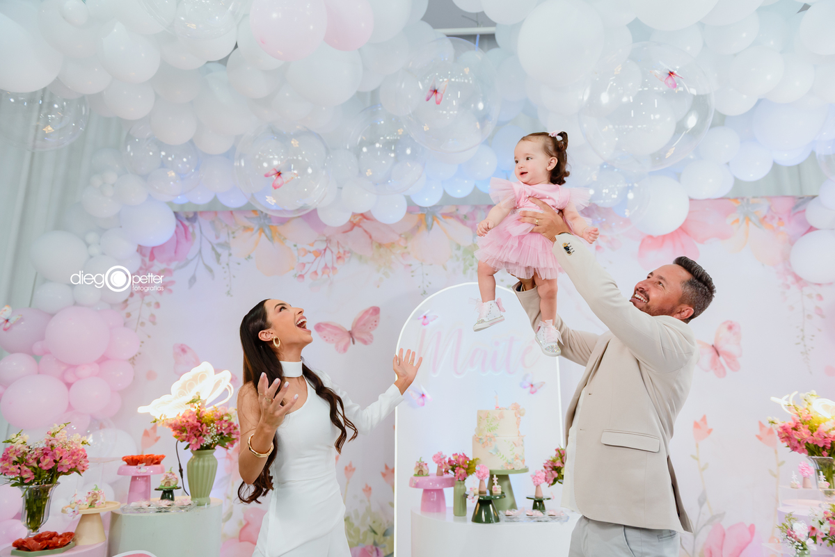 brinanco de avião com o pai e a mãe