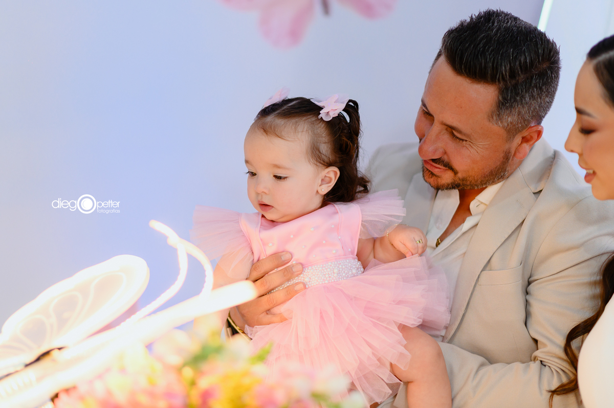 olhando as borboletas do aniversário com o pai