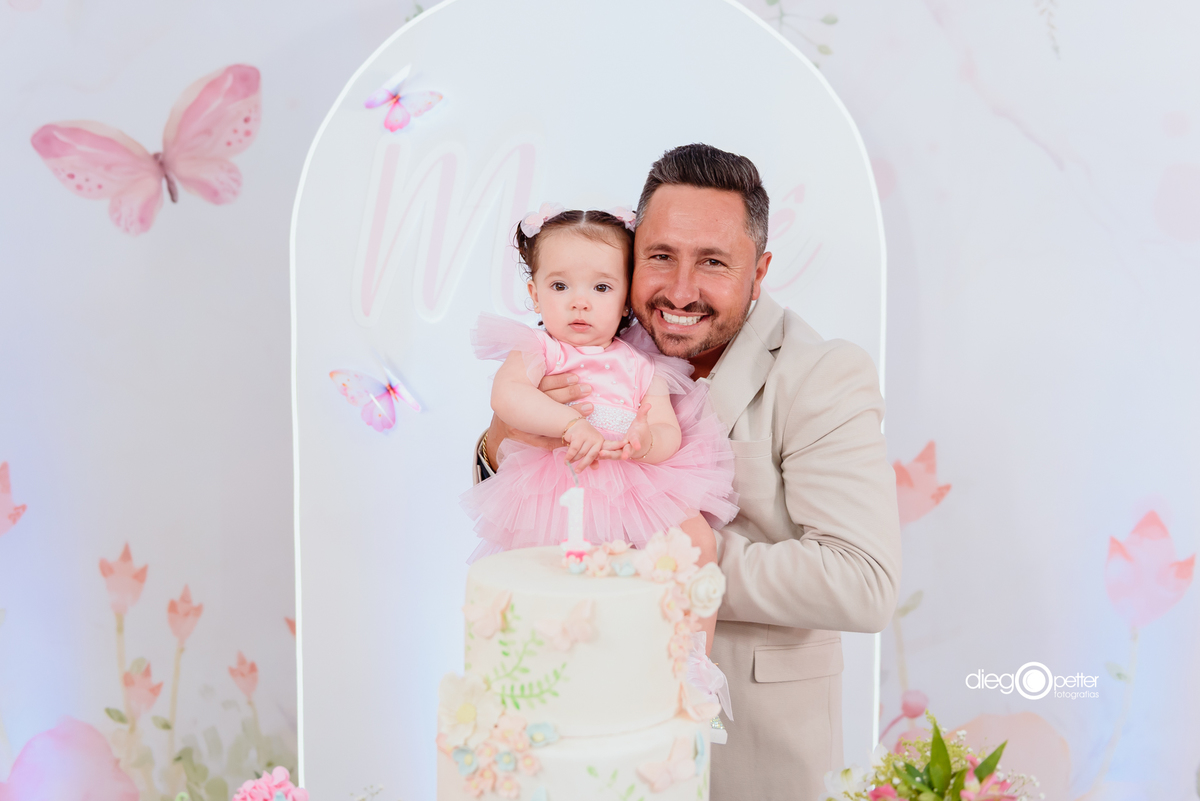 pai e filha atrás do bolo