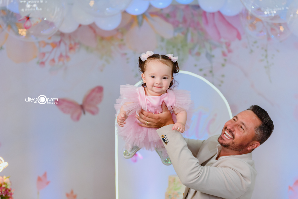 brinanco de avião com o pai