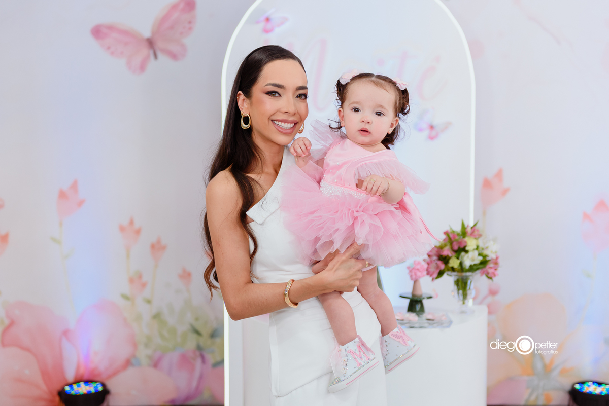 mãe e filha posando para foto