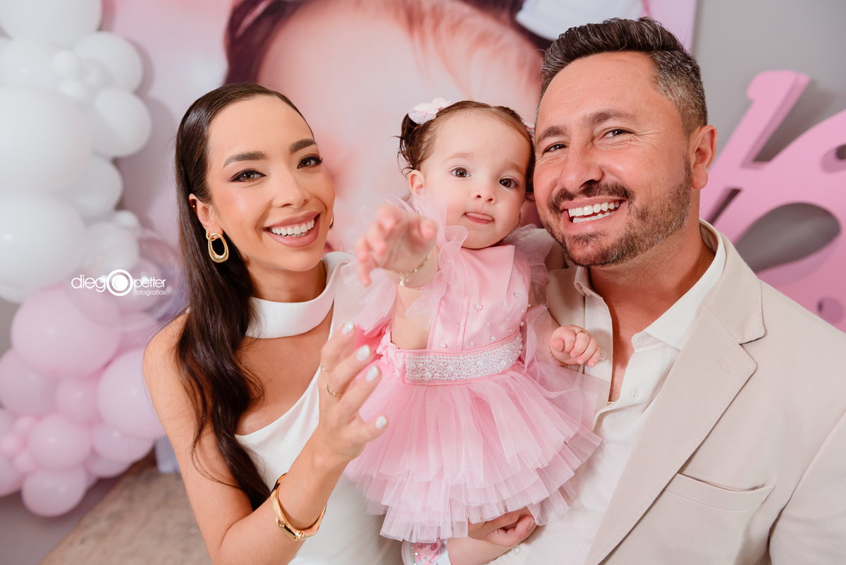 pais em foto descontraida com a filha