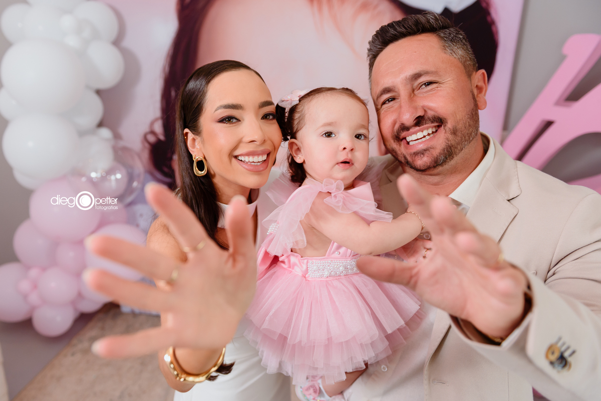 pais em foto descontraida com a filha