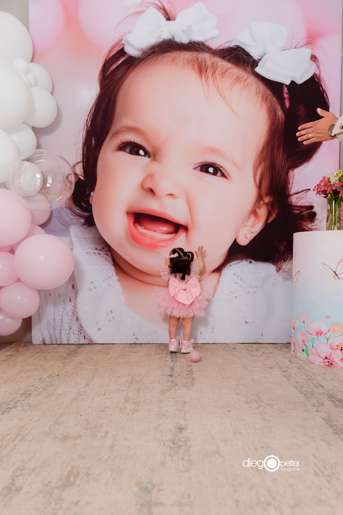 criança olhando sua foto