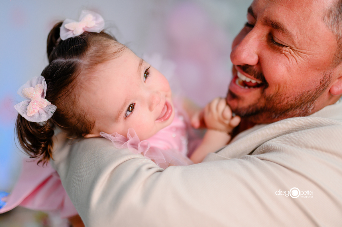 pai feliz com a filha