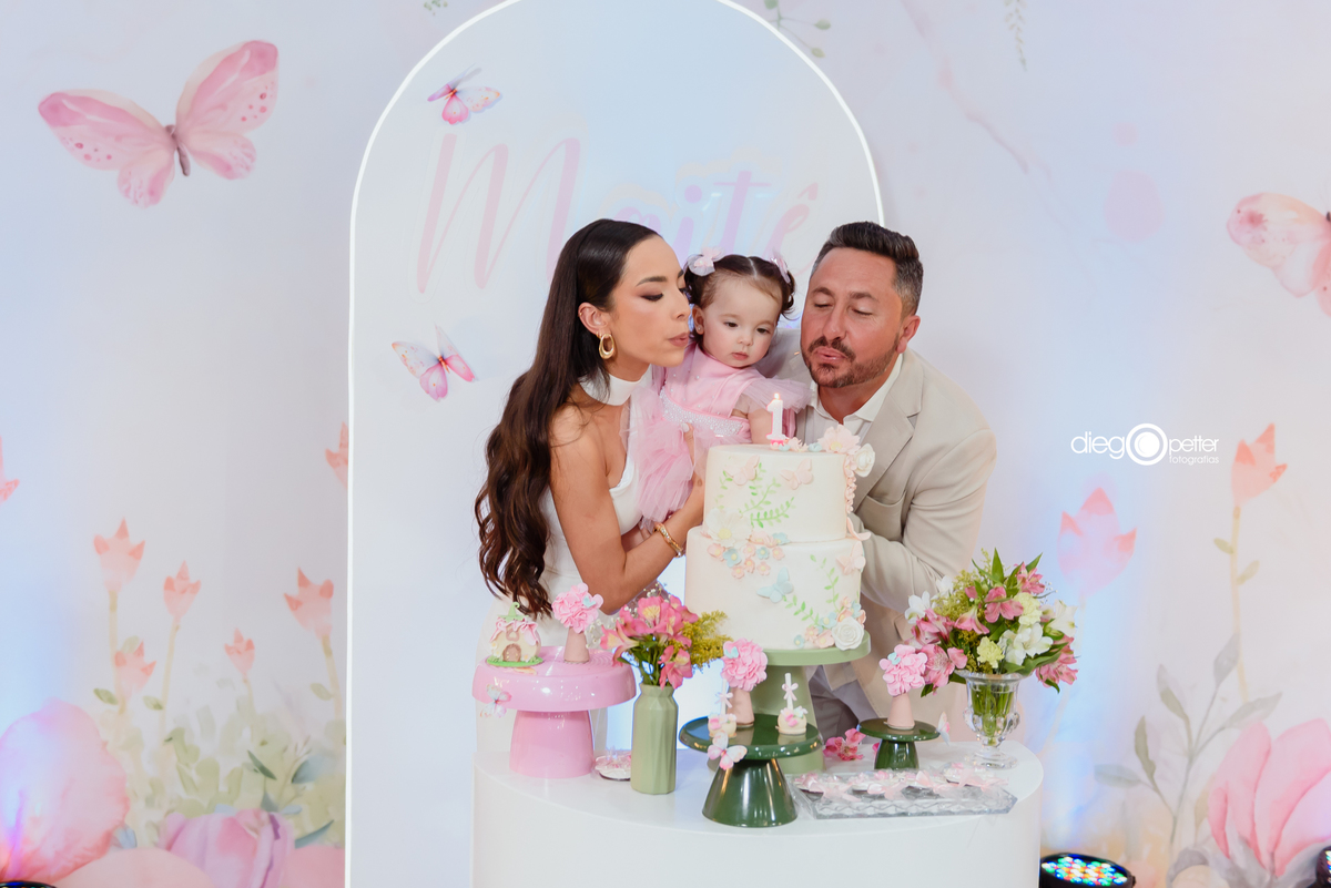 assoprando a velinha no primeiro aninho de vida