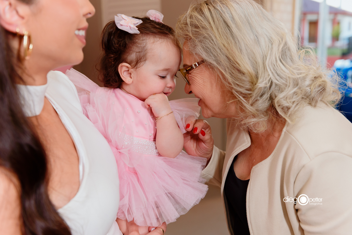 avó se despedindo da neta