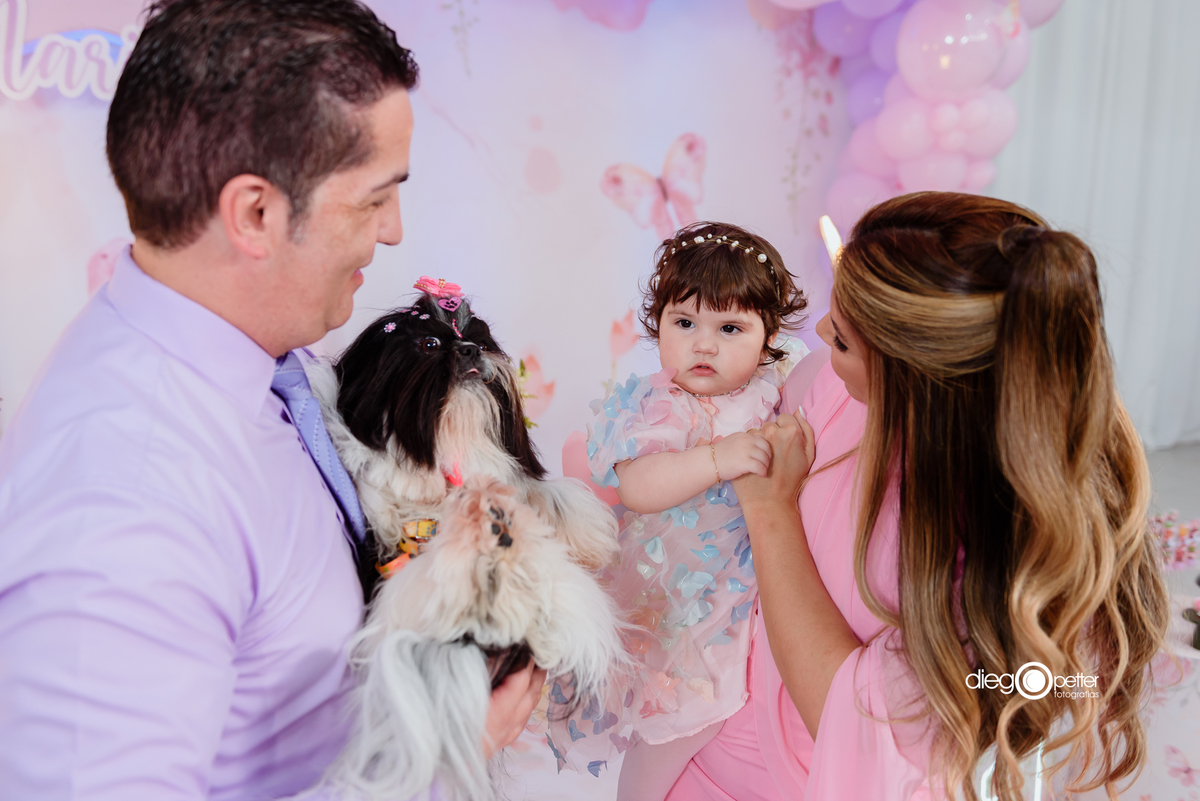 família com cachorro no aniversário