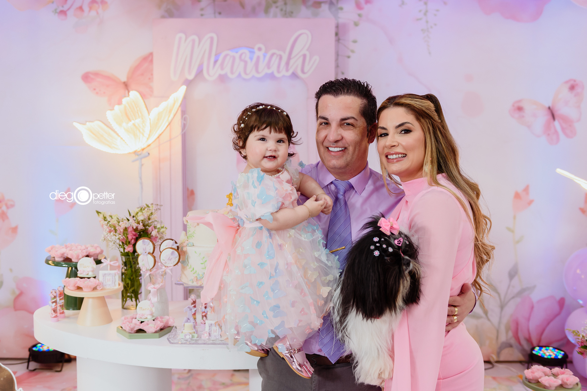 família com cachorro no aniversário no primeiro aninho