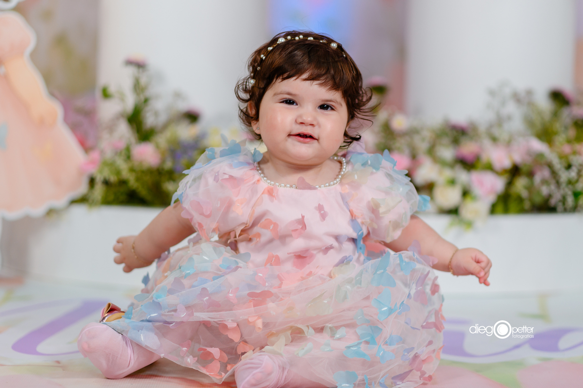criança linda com roupinha de primeiro aninho