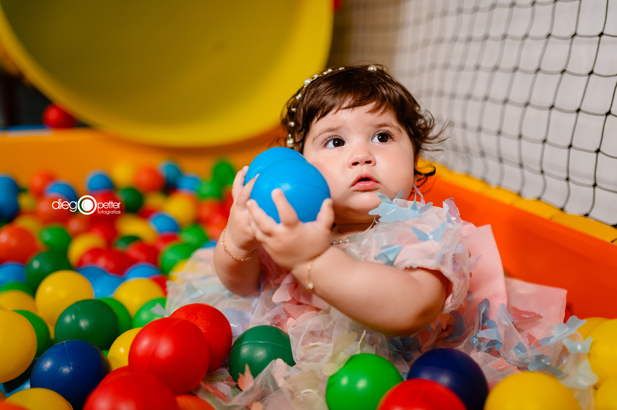 criança na piscina de bolinhas