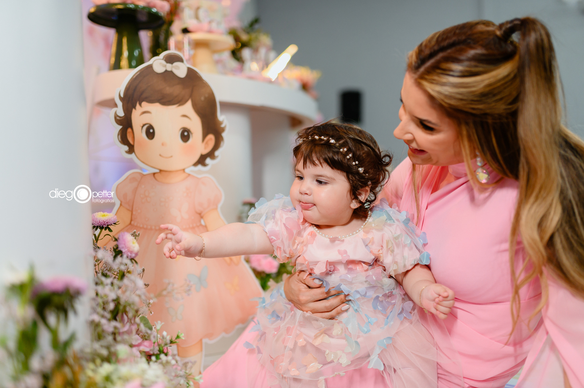 mãe e filha no jardim decorado