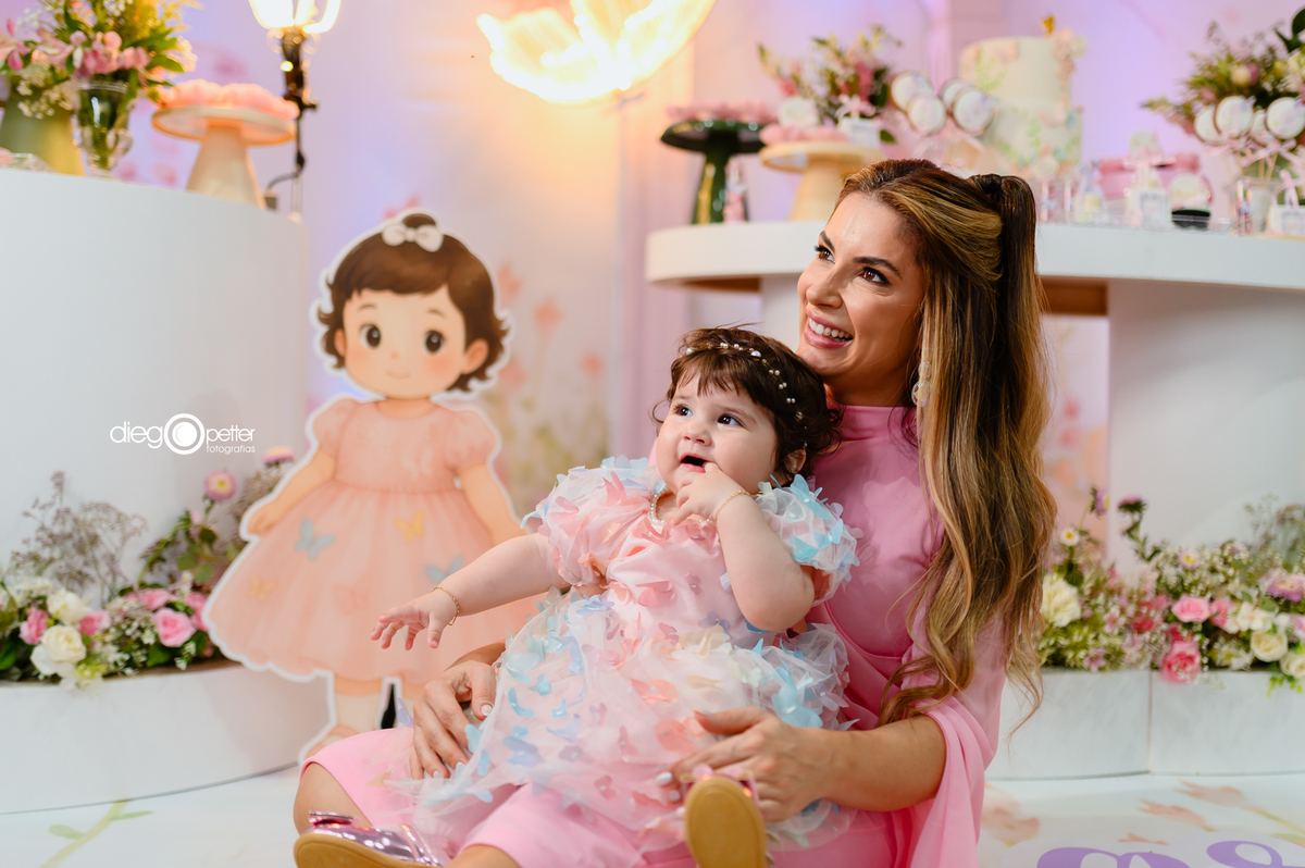 mãe e filha na decoração de jardim de aniversário