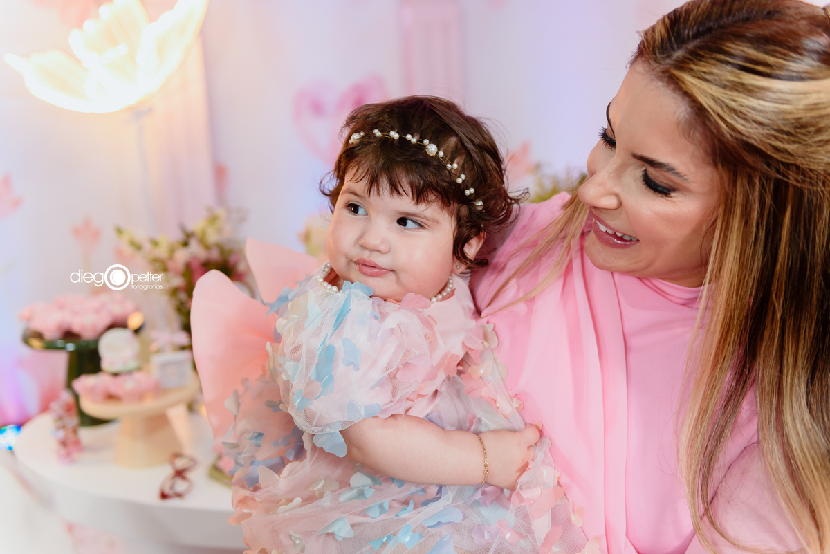 mãe e filha felizes comemorando