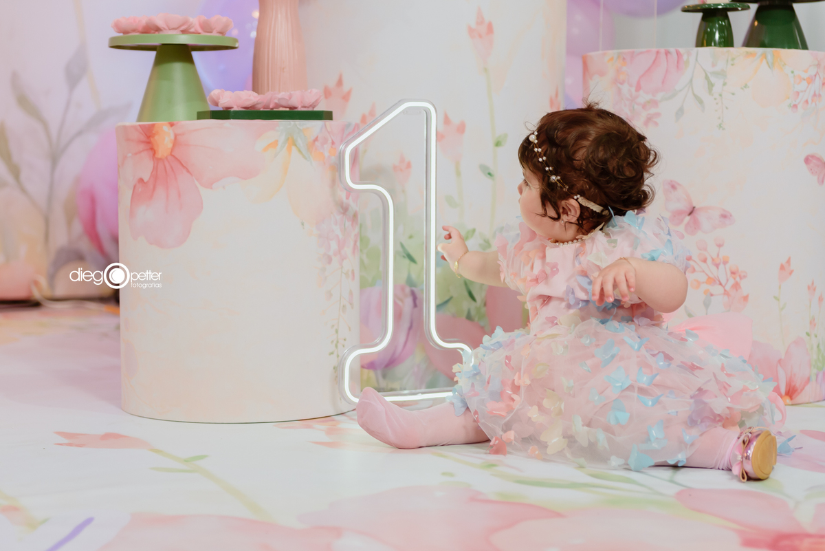 aniversariante admirando decoração