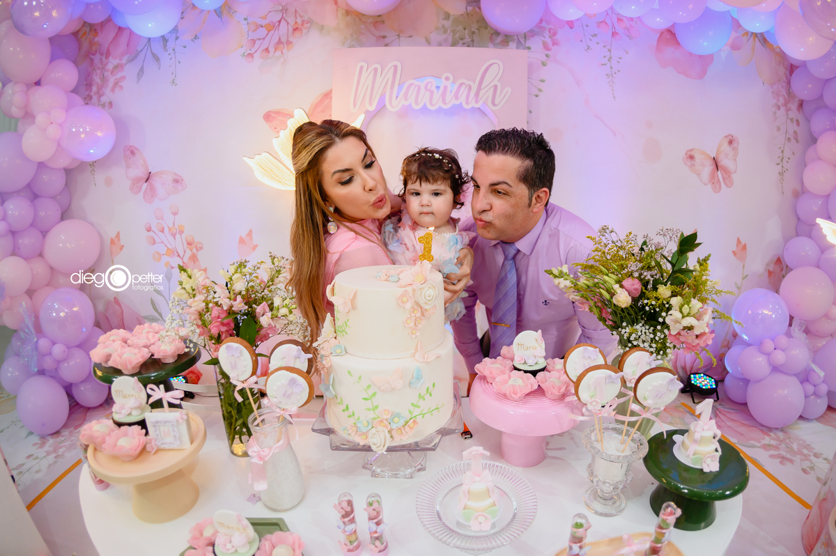 assoprando vela na hora do parabéns no aniversário 