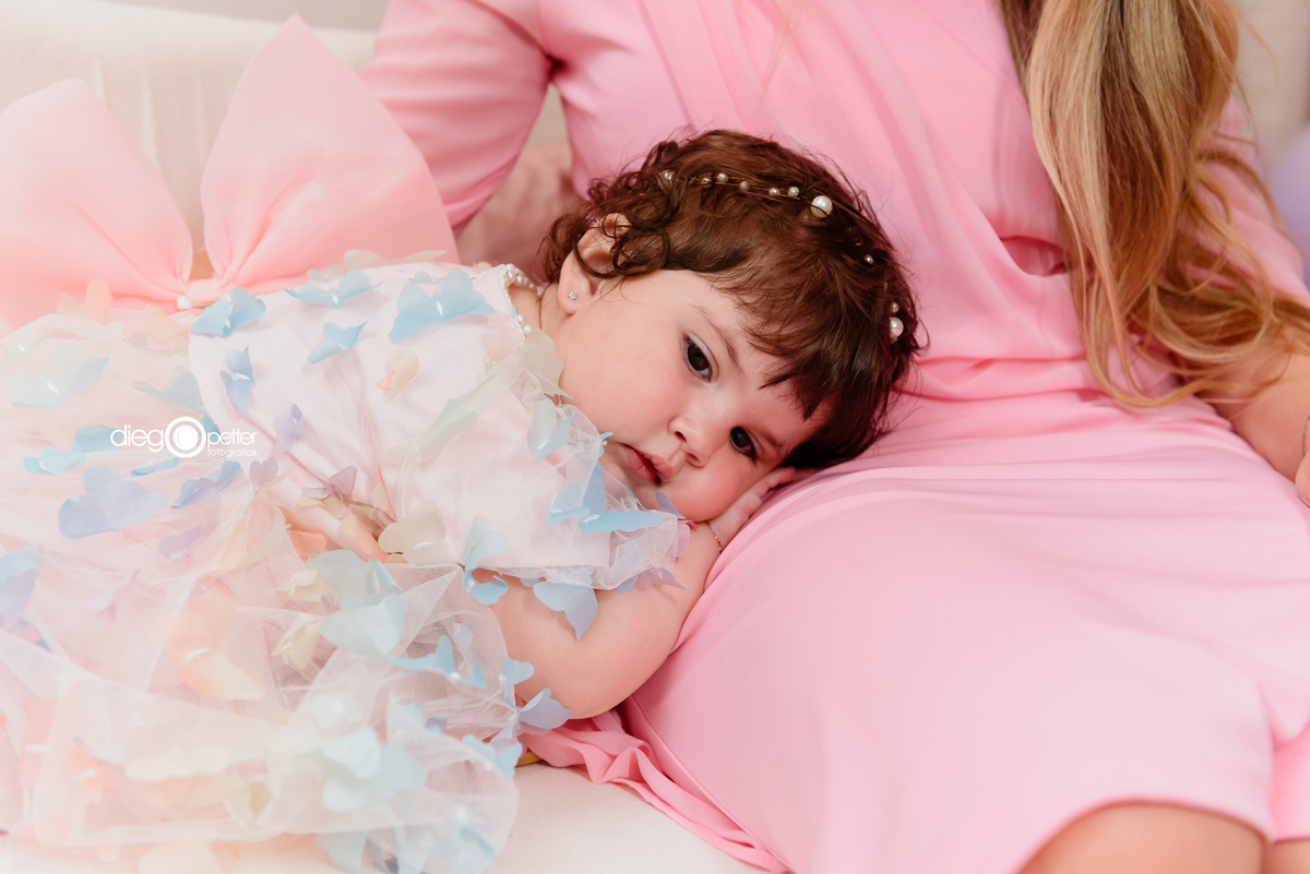 filha dormindo no colo da mãe