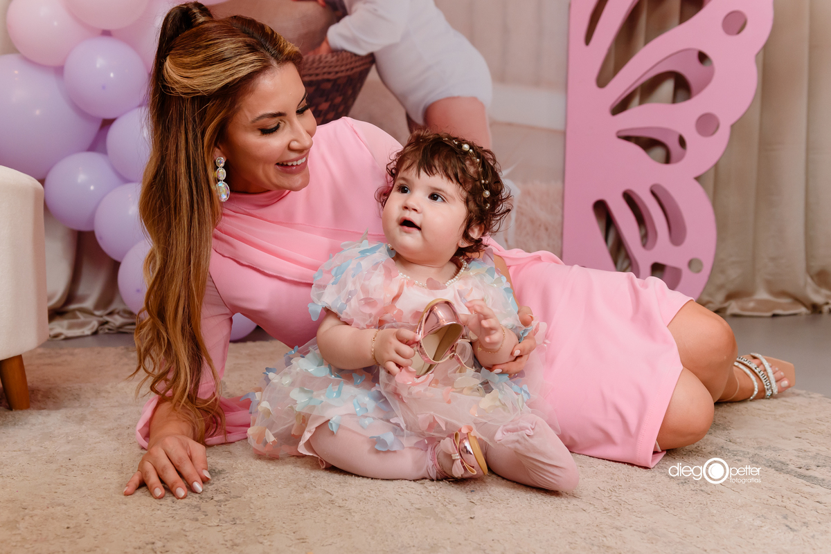 pose mãe e filha no aniversário