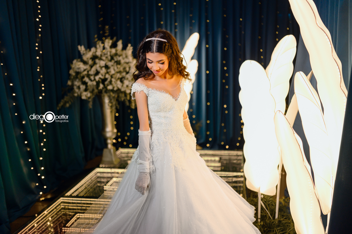debutante admirando o vestido no baile de gala
