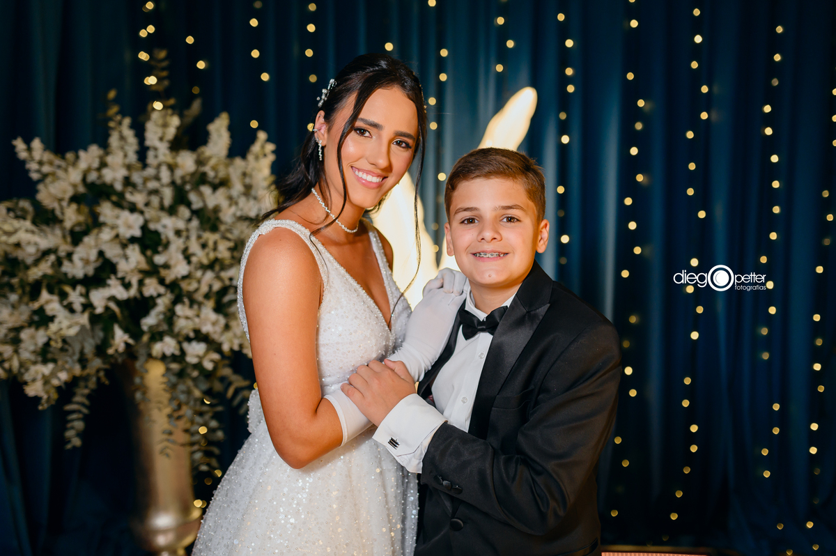 foto debutante com irmão de smooking