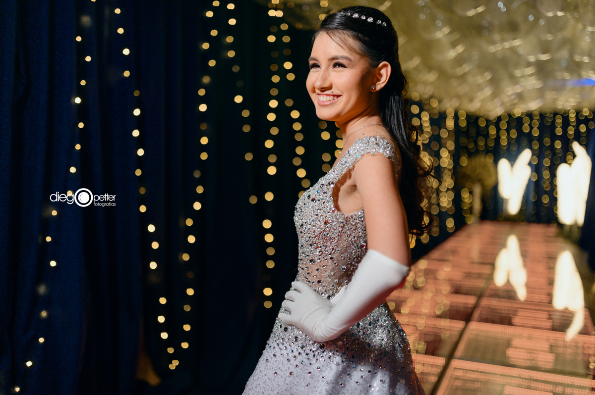 debutante sorridente no baile de gala de soledade