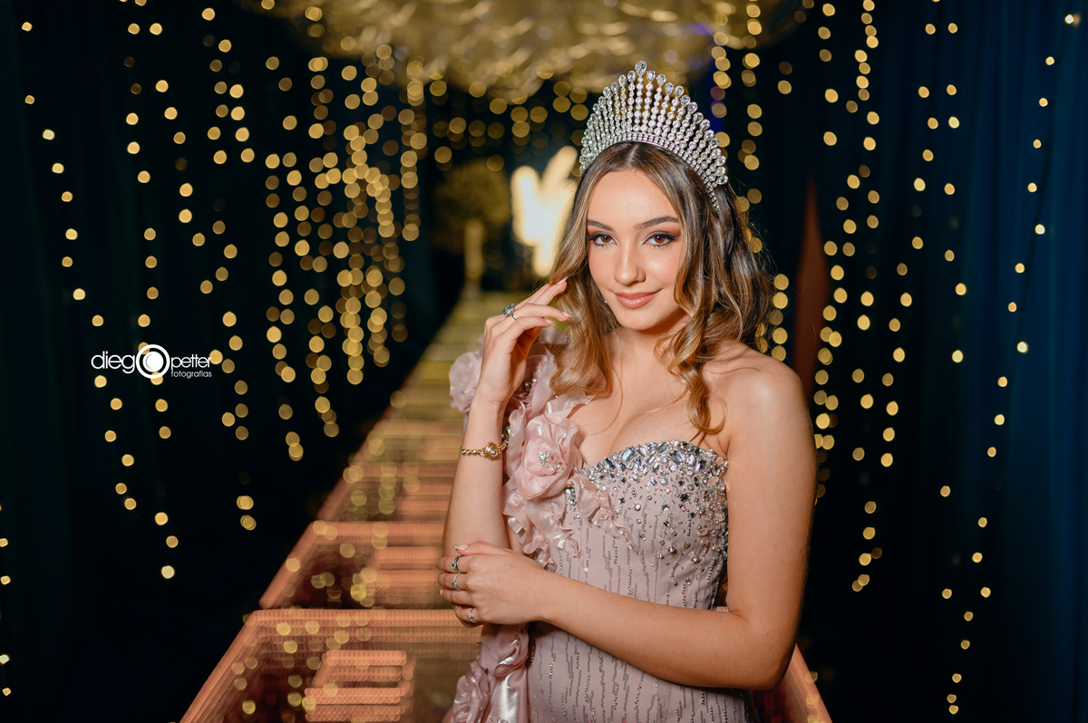 rainha do clube posando para foto