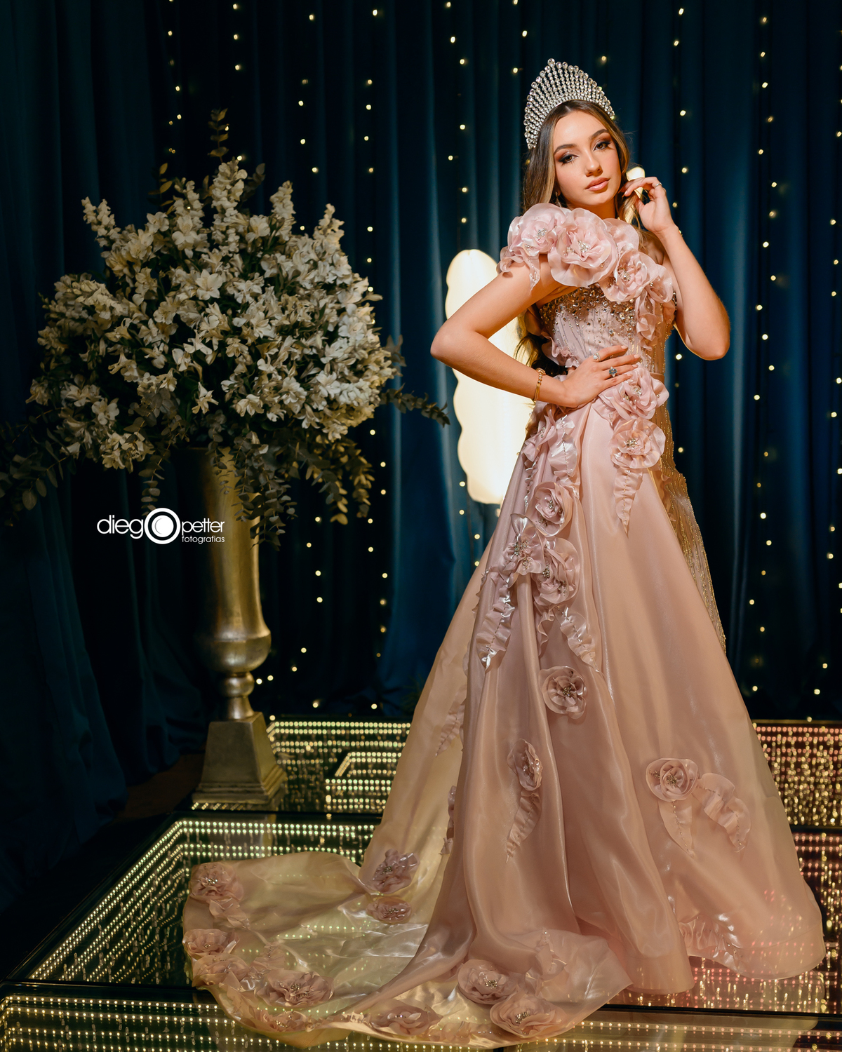 rainha em baile de gala com coroa posando para foto