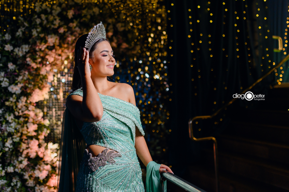 rainha do clube comercial  posando para foto