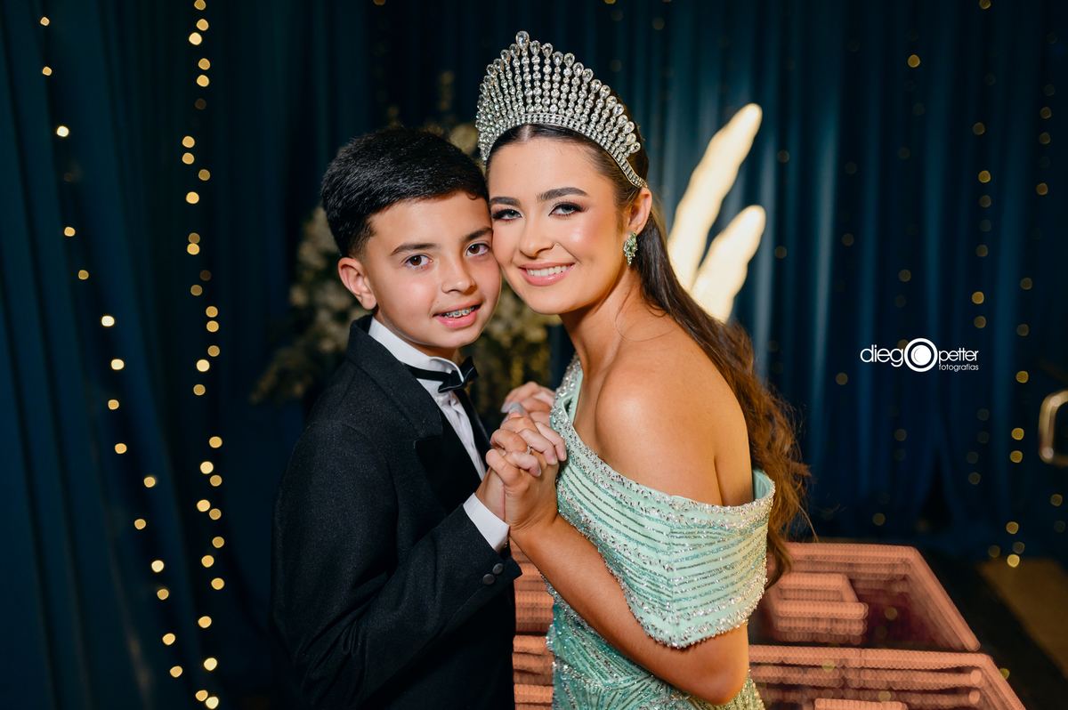 rainha do clube com irmão de smooking