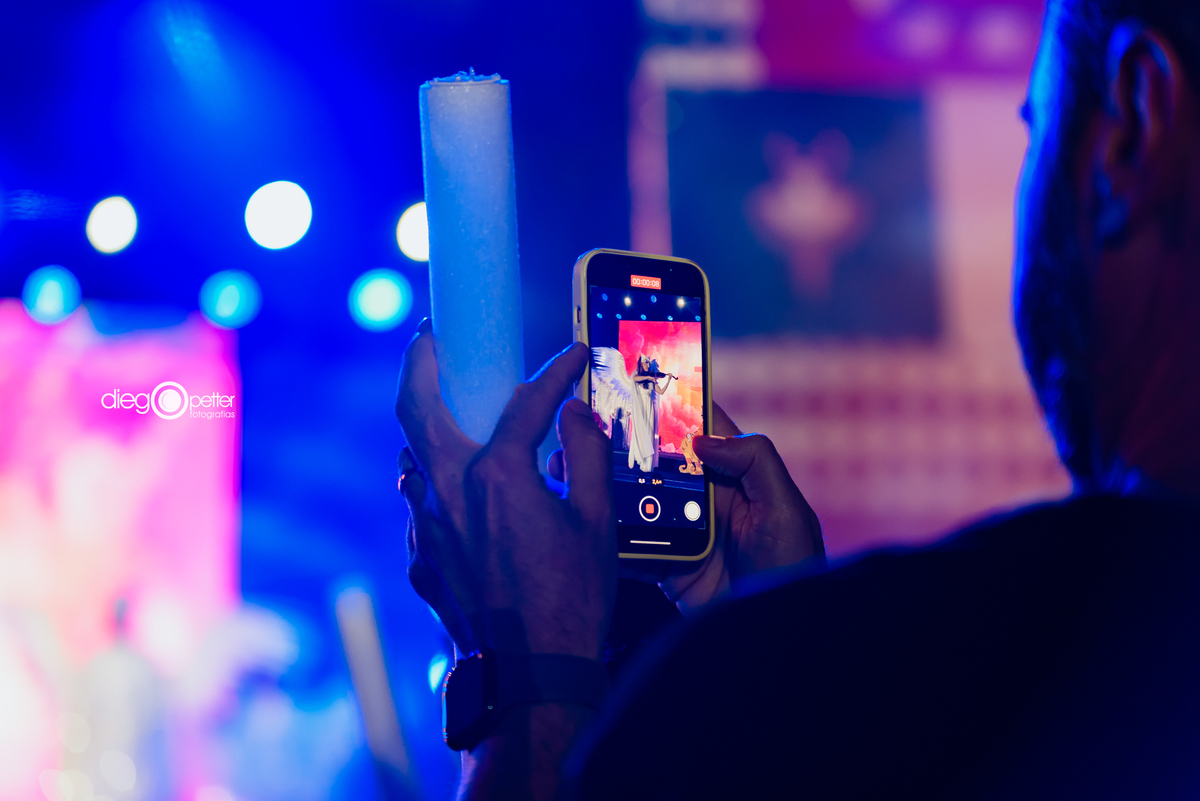 platéia registrando espetáculo com celular