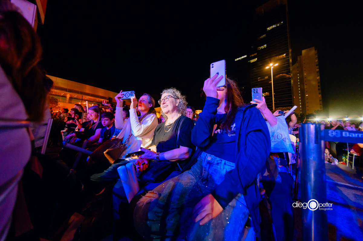 platéia registrando espetáculo de natal do barra com celular