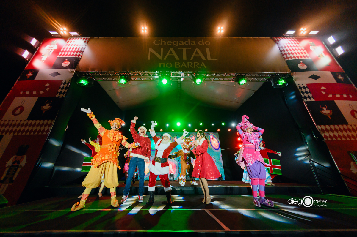 espetáculo um dia antes do natal Max Oliveira no barrashoppingsul com papai noel