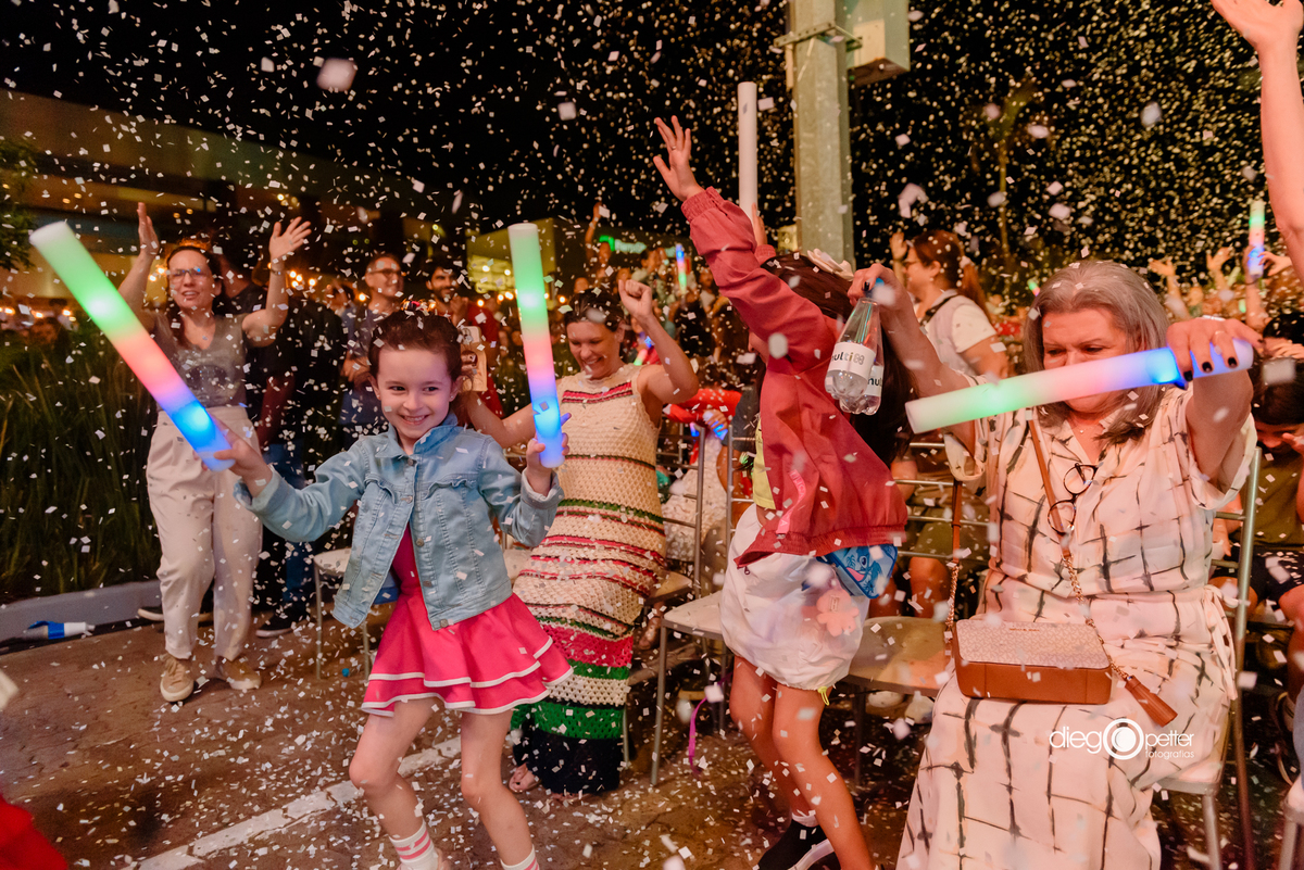 crianças felizes com chegada do papai noel