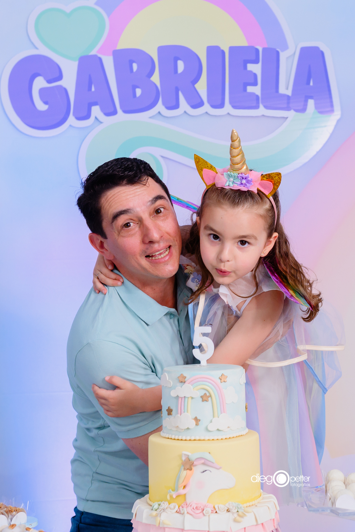 pai e filha na mesa do bolo