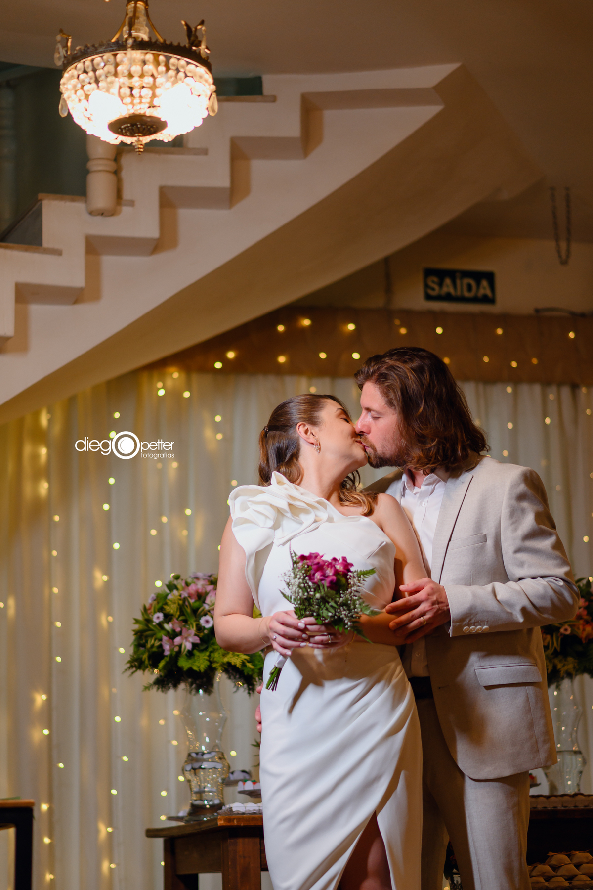 casal registrando casamento