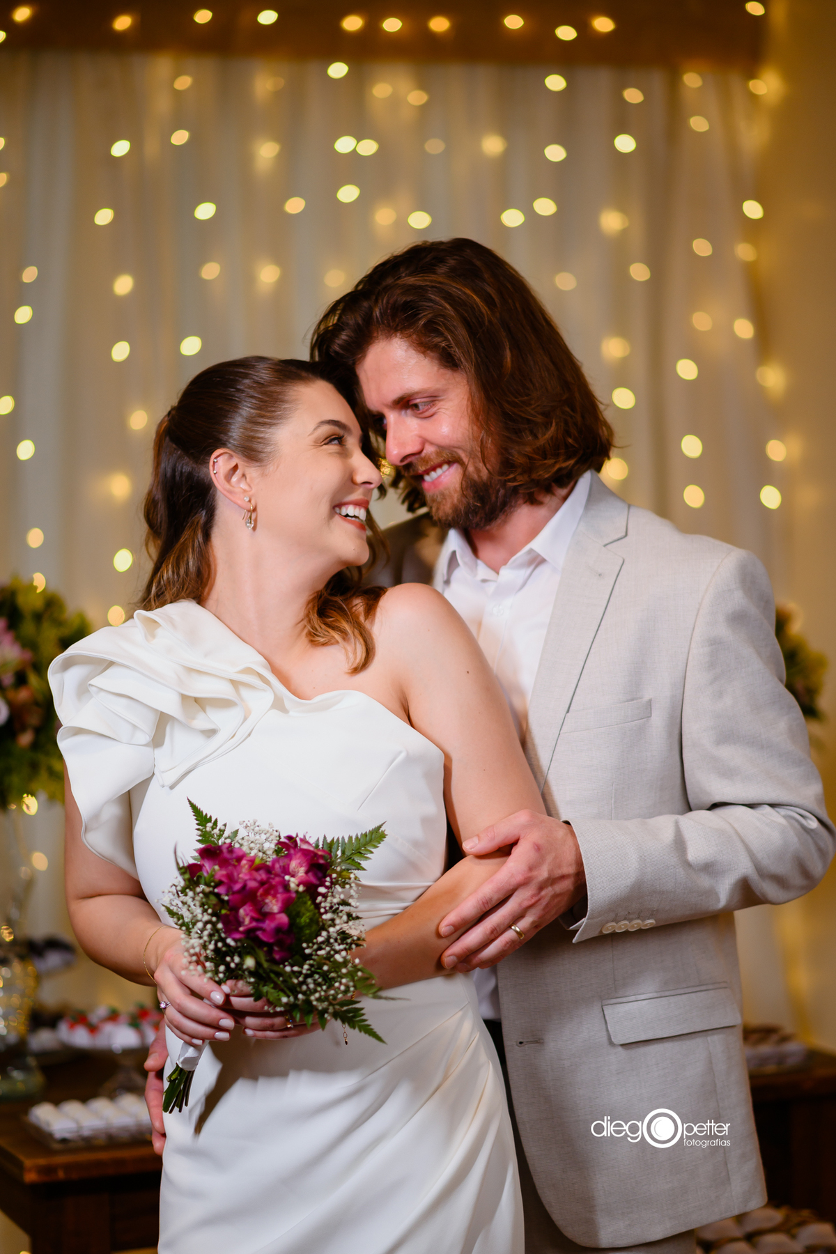 casal se olhando no casamento