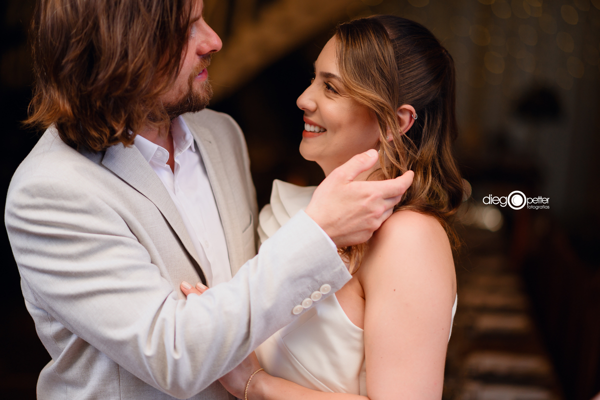 noivos no casamento intímo