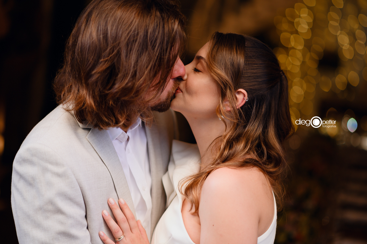 noivos se beijando em casamento intímo
