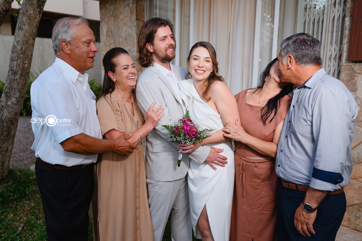 família aproveita momento dos noivos
