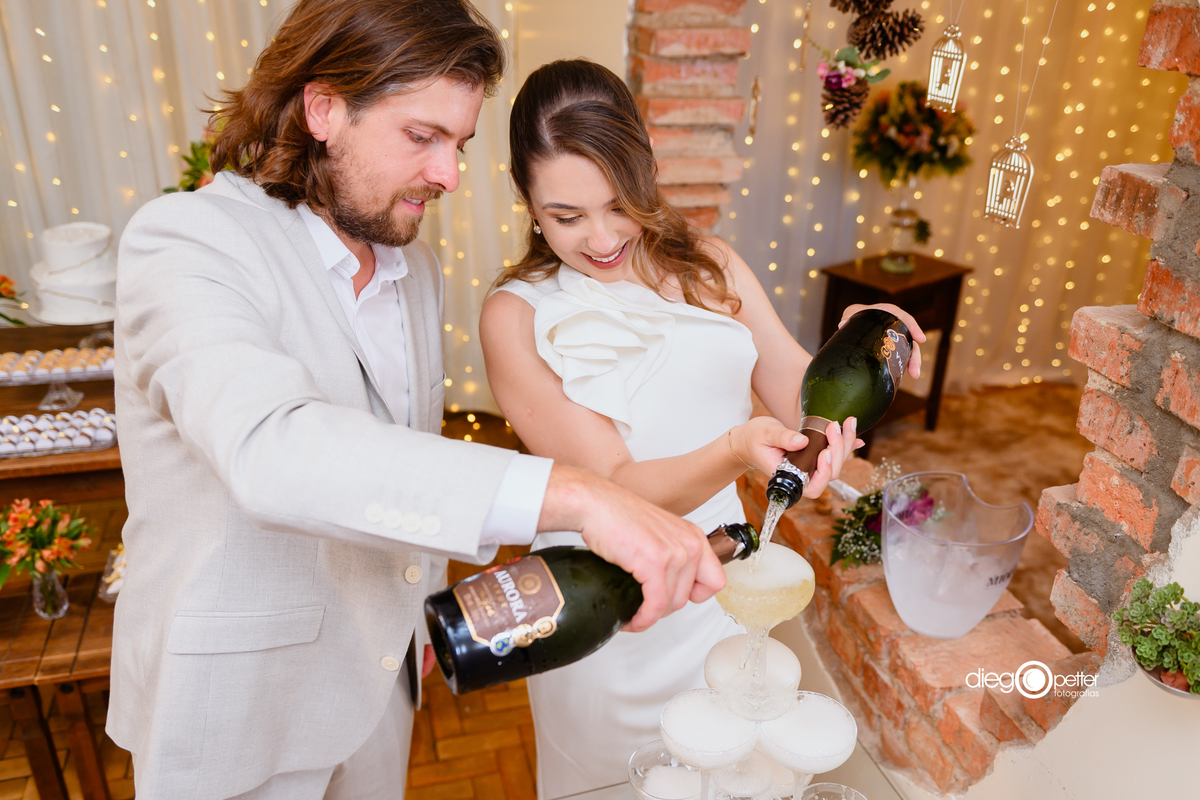 noivos servindo espumante
