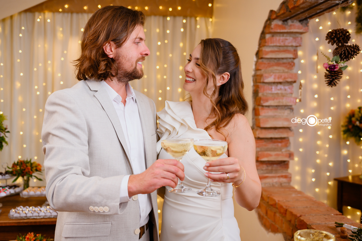 noivos brindando
