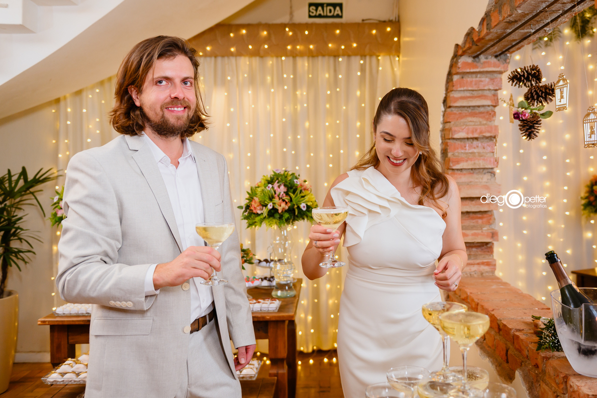 noivos descontraídos na hora do brinde