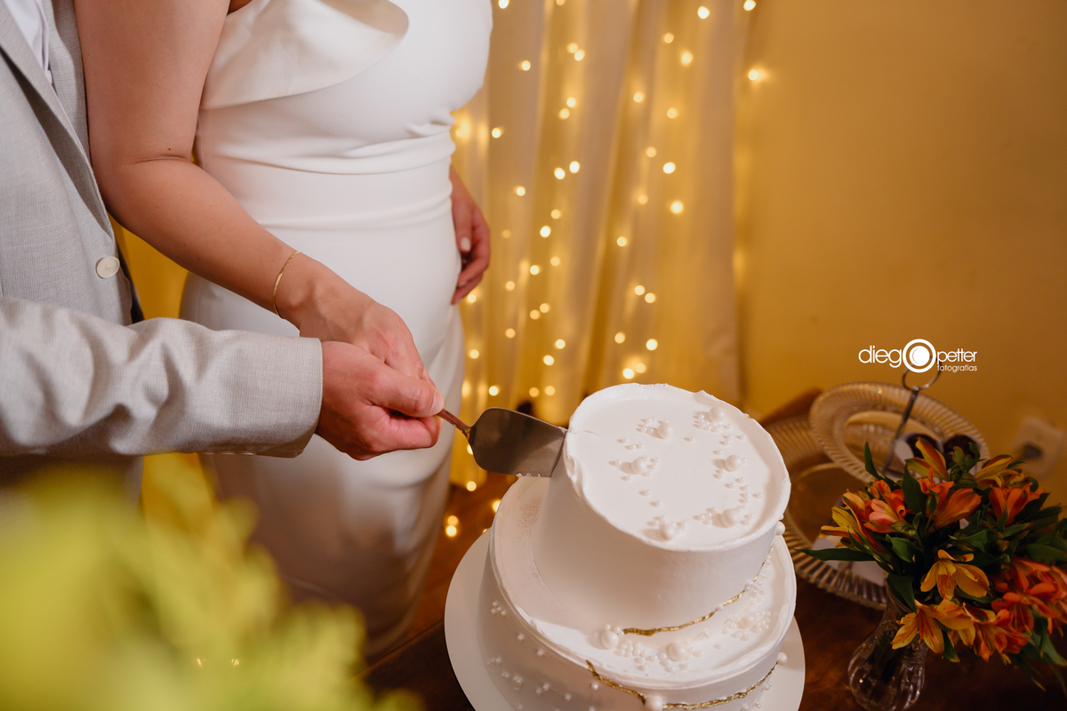 detalhe noivos cortando bolo