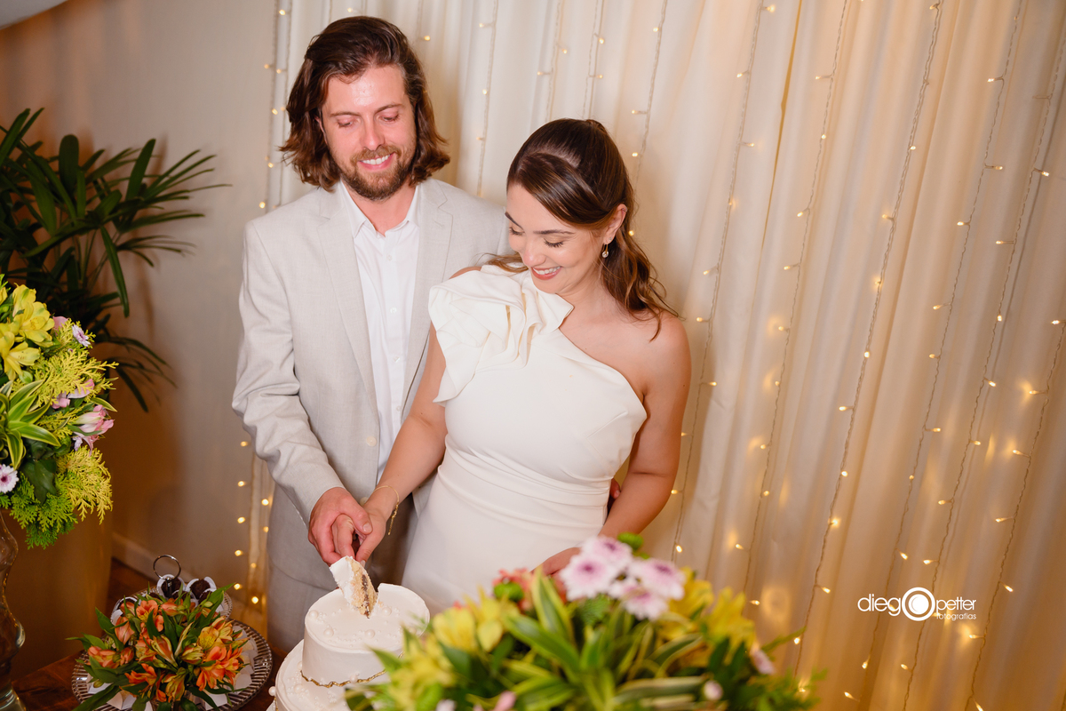 noivos cortando bolo