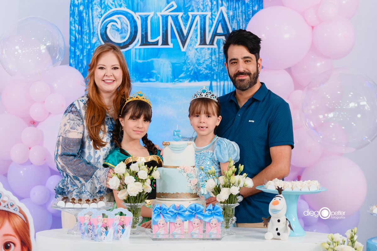 família unida no aniversário de 5 anos