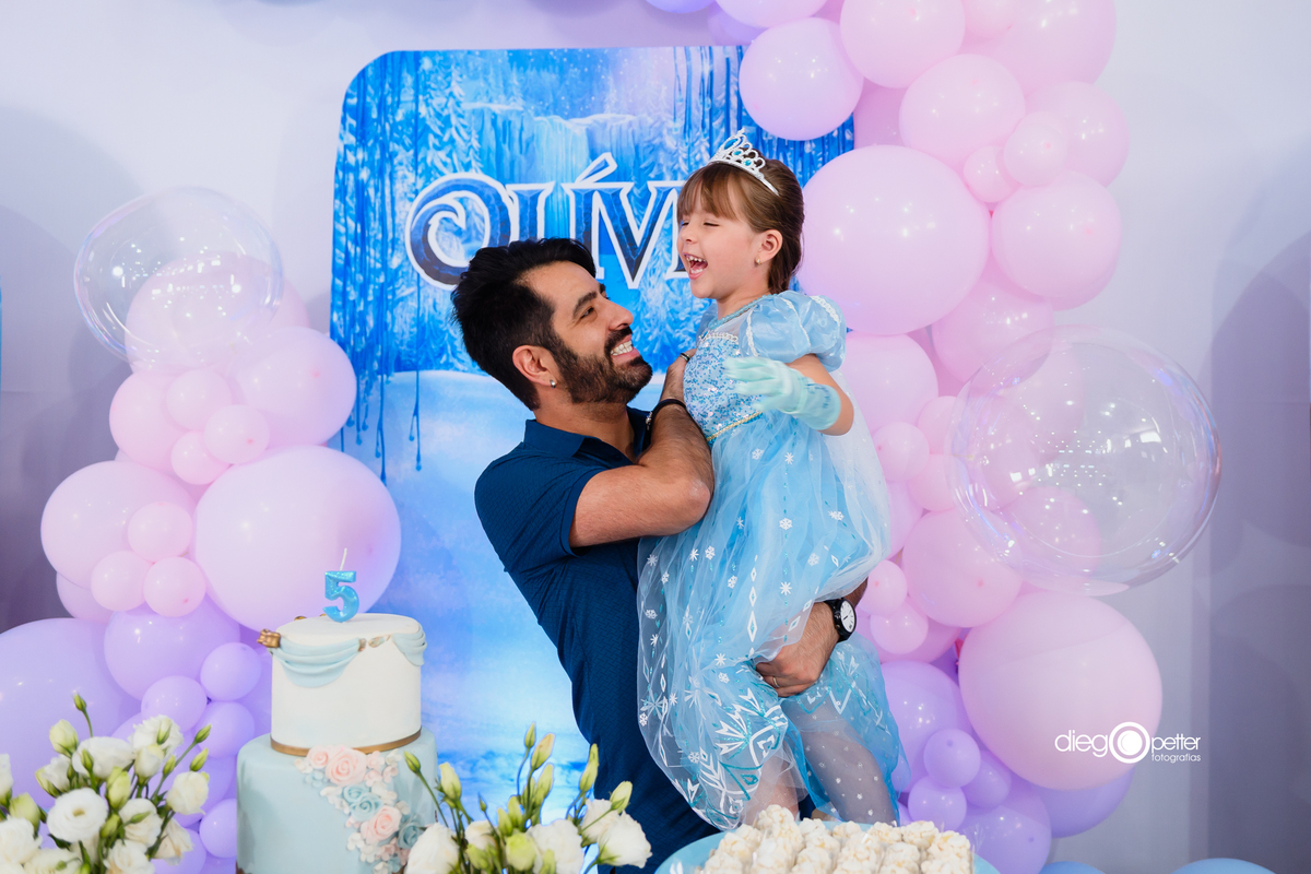 pai e filhaposando para foto