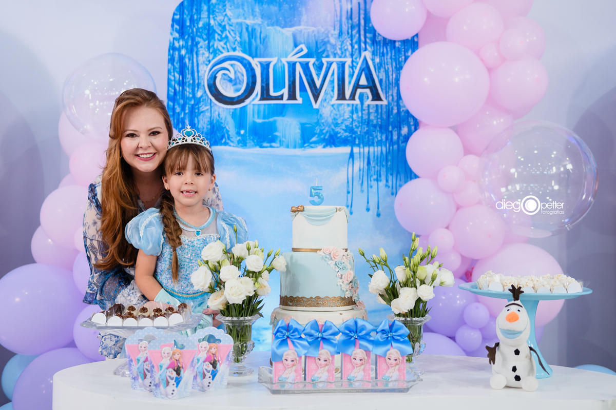 mãe e filha no aniversário de 5 anos