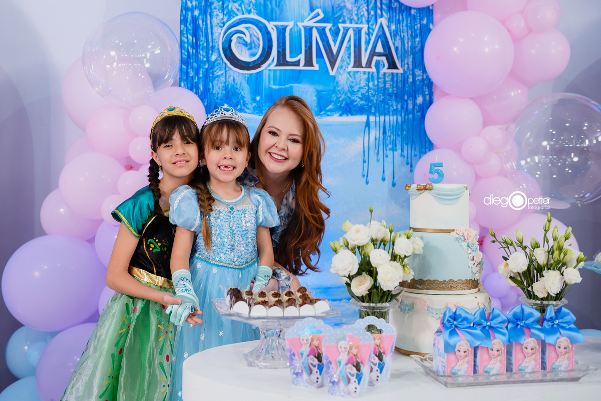 mãe e filhas posando para foto