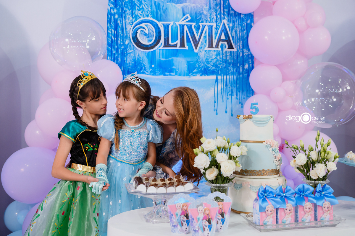 mãe e filhas descontraídas