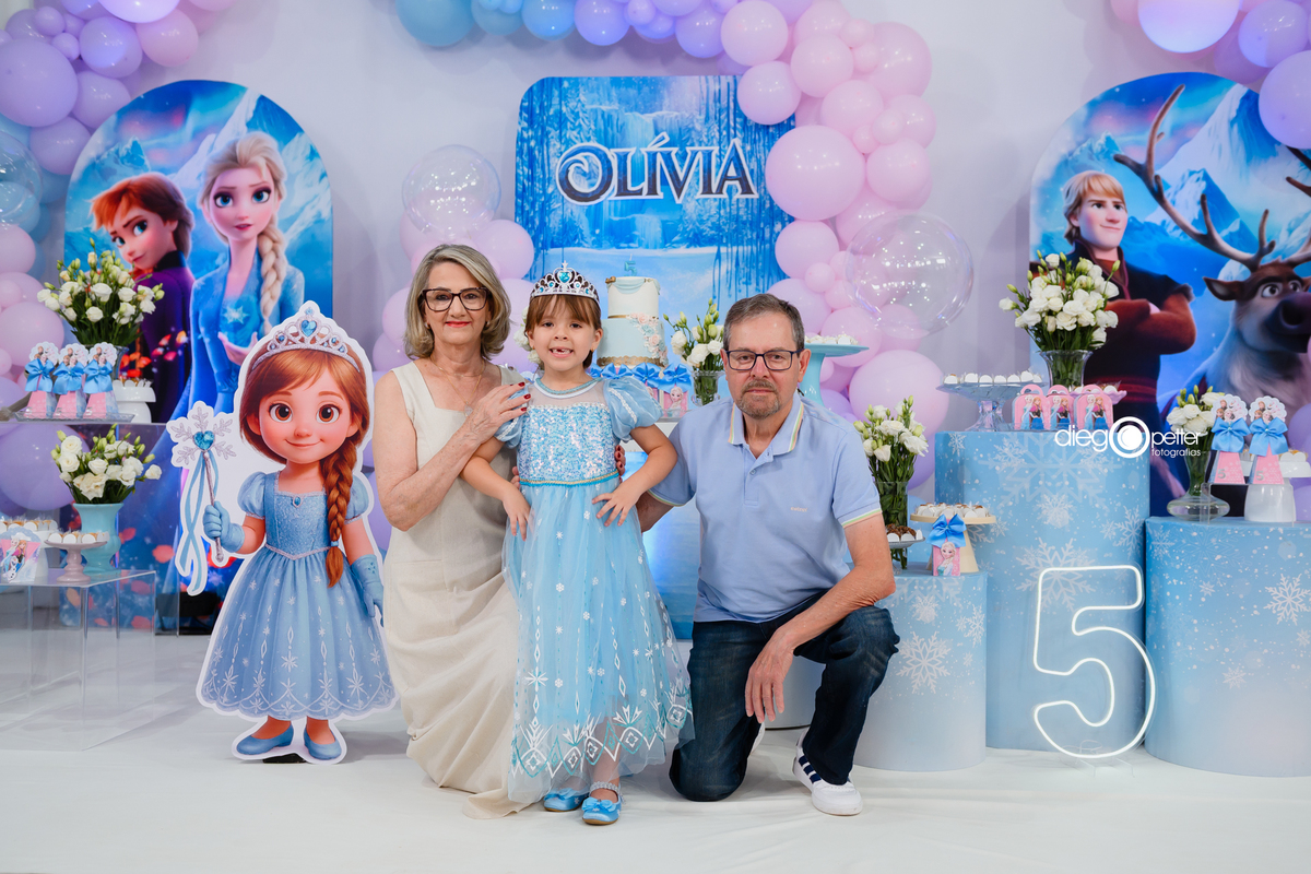 avós com a neta posando para foto no aniversário